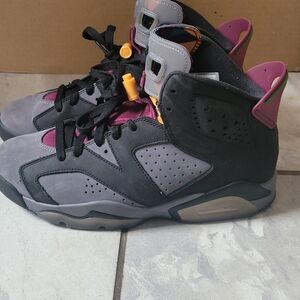 Jordan RETRO 6//_ SIZE 8